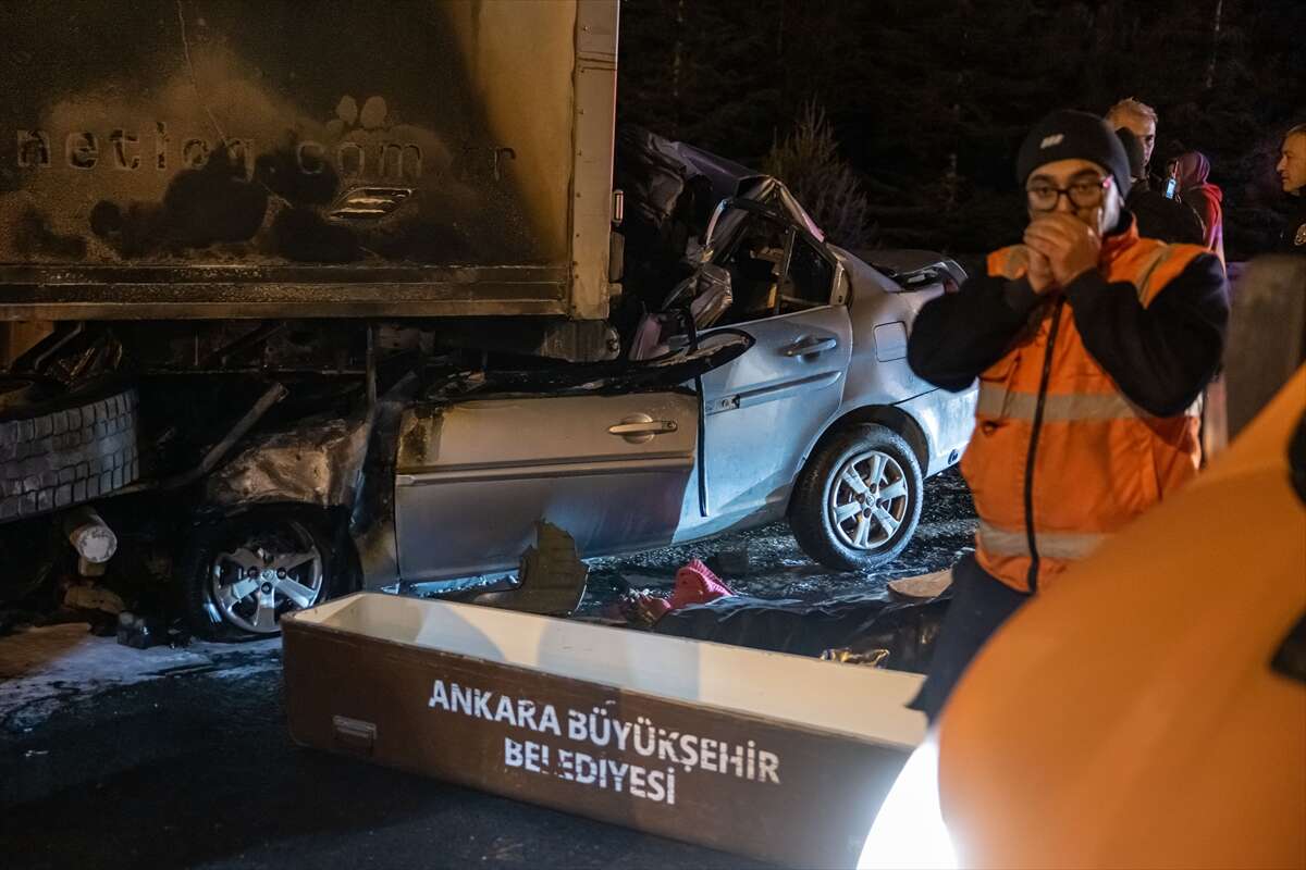 Trafikte facia! TIR’a çarpan otomobil alev aldı, sürücü öldü 3